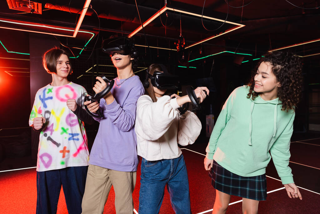 espantado adolescentes jogos em vr headsets perto alegre interracial amigos - Foto, Imagem