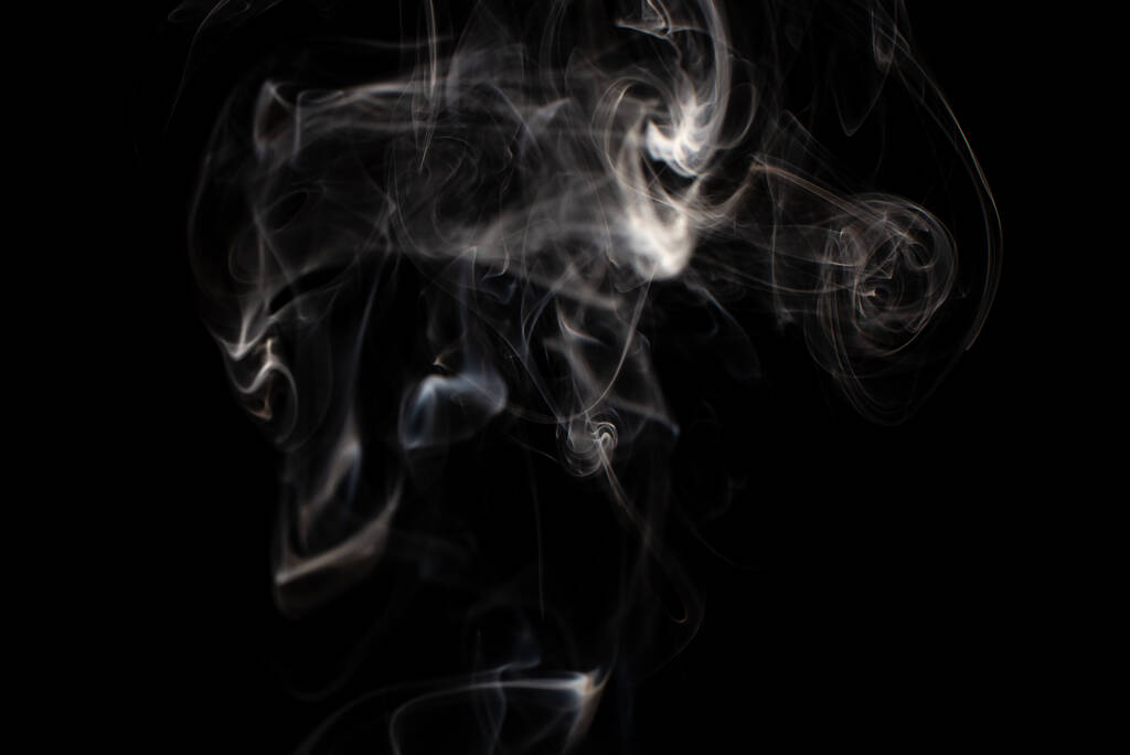 nube de humo blanco sobre fondo negro - Foto, imagen