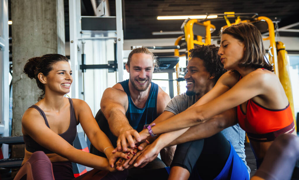 Gente feliz en forma haciendo ejercicio, haciendo ejercicio en el gimnasio para mantenerse saludables juntos - Foto, Imagen