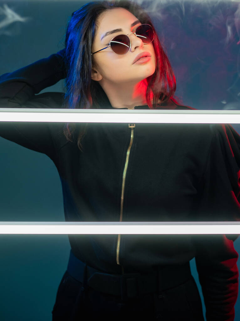 Neon dumanlı neon renkli siber punkçu kadın. - Fotoğraf, Görsel