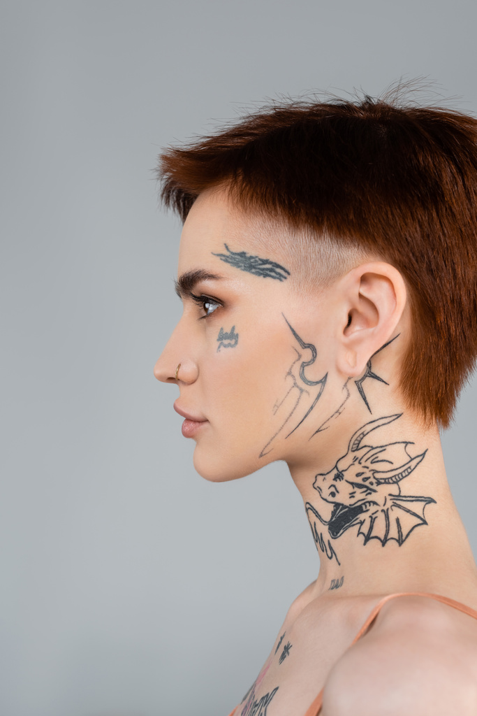 προφίλ της νεαρής γυναίκας με τατουάζ που απομονώνεται στο γκρι  - Φωτογραφία, εικόνα