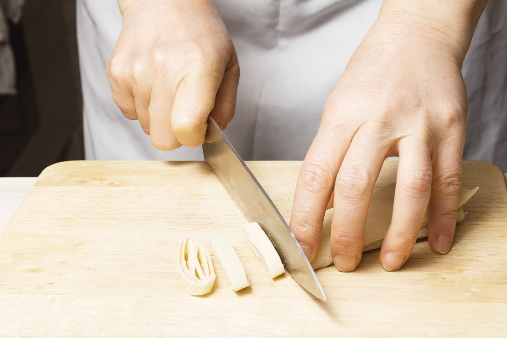 Préparation de nouilles à partir de pâte dans la cuisine maison
 - Photo, image