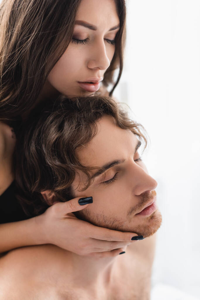 Nuori nainen suljetut silmät koskettaa kasvoja paidaton poikaystävä  - Valokuva, kuva