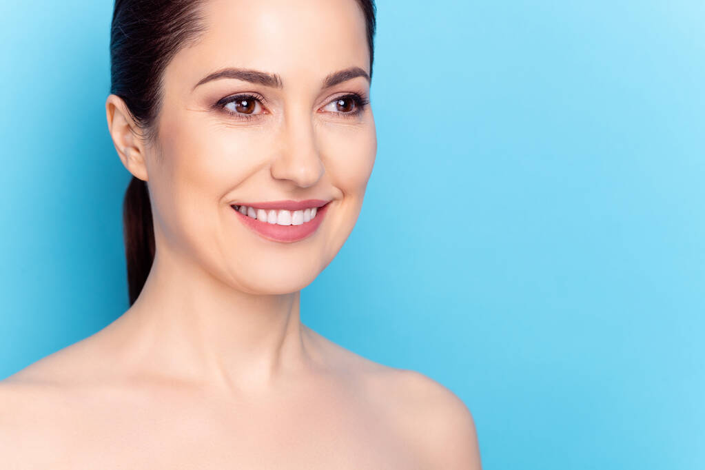 Przycięte zdjęcie młodej kobiety szczęśliwy pozytywny uśmiech twarzy leczenie podnoszenie nawodnienie kosmetologia izolowane na tle niebieskiego koloru - Zdjęcie, obraz