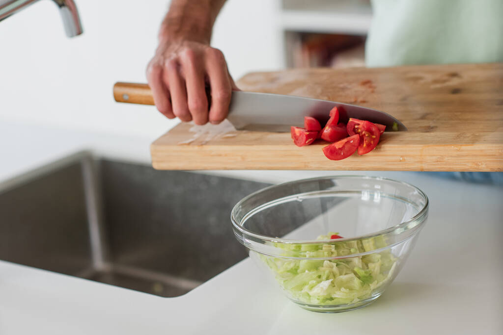μερική άποψη του ανθρώπου προετοιμασία φρέσκια σαλάτα λαχανικών για πρωινό - Φωτογραφία, εικόνα