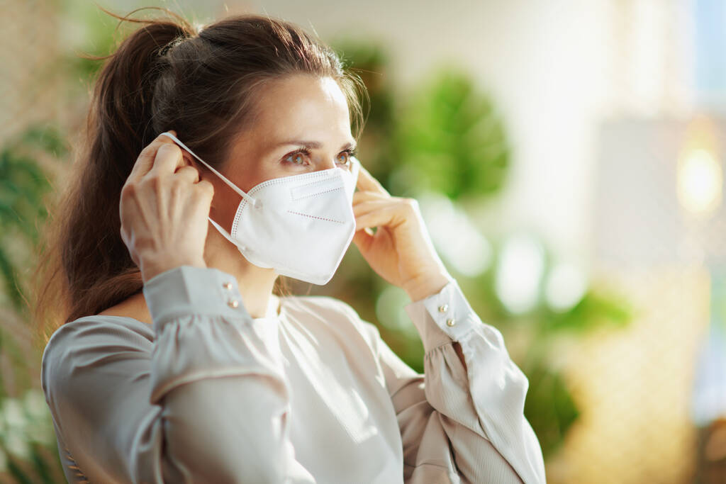 pandemia de coronavírus. mulher na moda em blusa cinza usando máscara ffp2. - Foto, Imagem