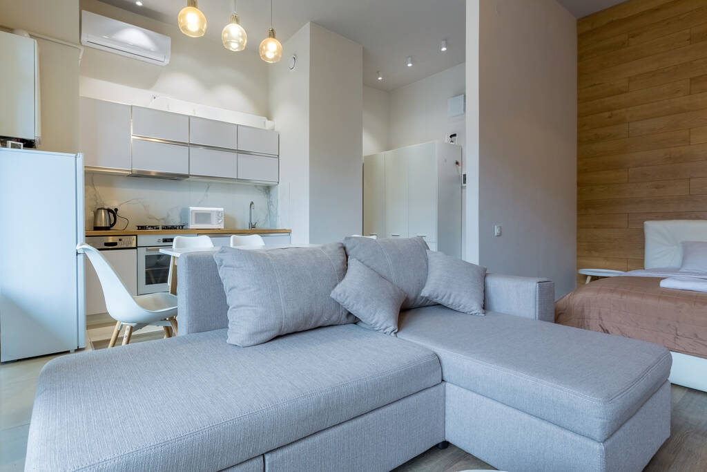 Fotografia de interiores estúdio de cozinha de luxo em sala de estilo loft em branco, com mobiliário de cozinha de luxo - Foto, Imagem