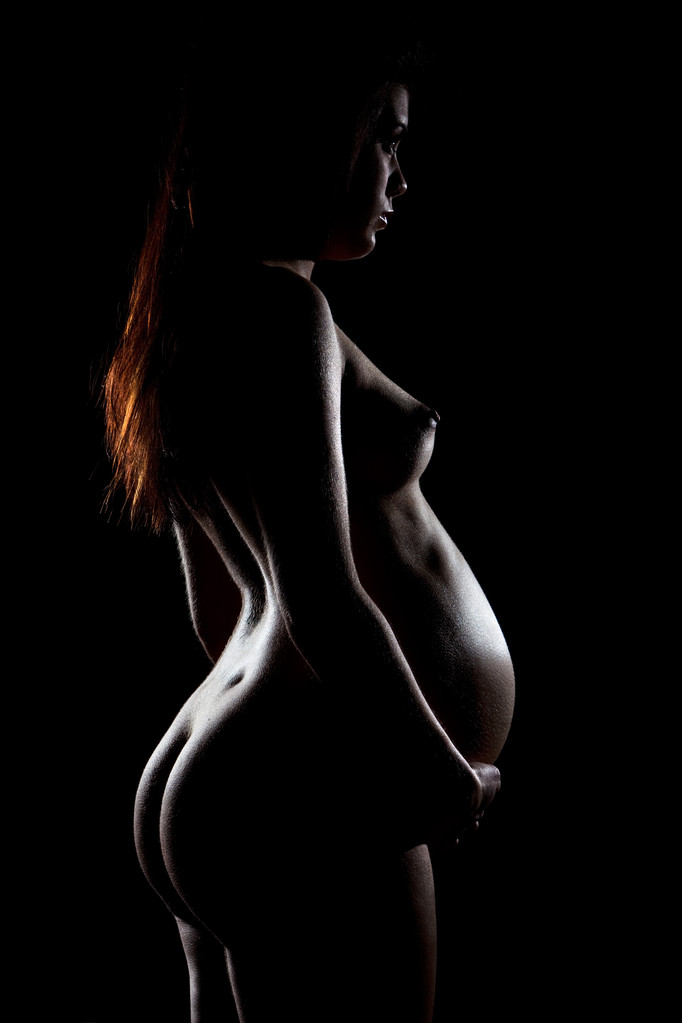 Profil nahé těhotné ženy izolovaných na černém - Fotografie, Obrázek