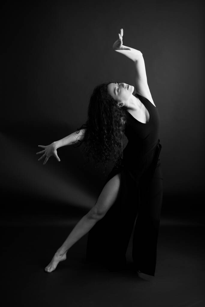 Siyah klasik elbiseli bir dansçının moda portresi.. - Fotoğraf, Görsel