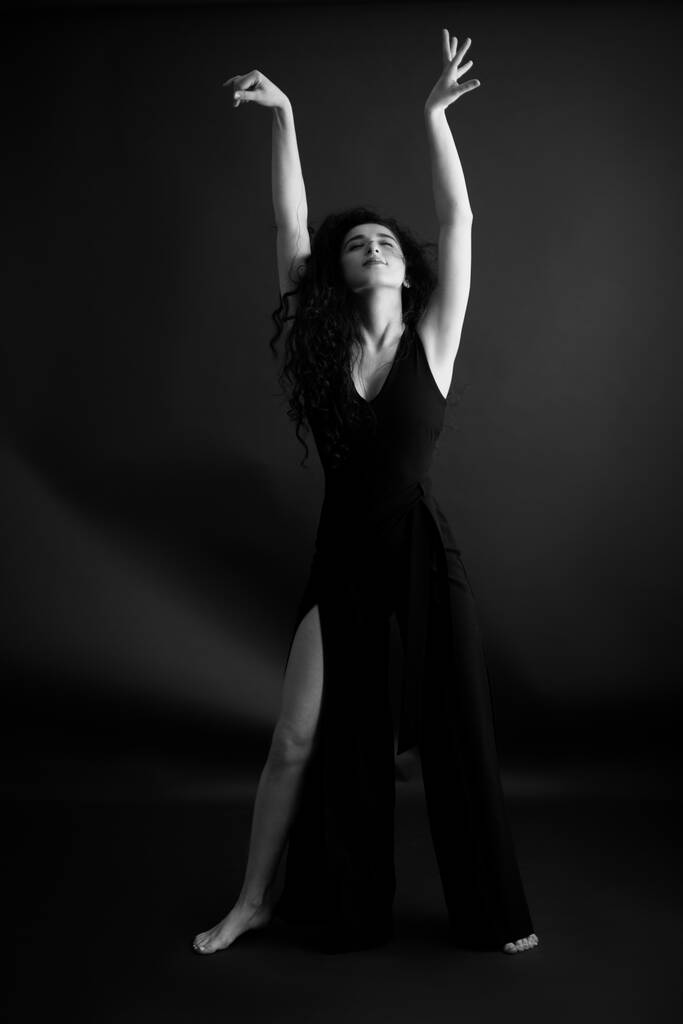 Retrato de una bailarina en un vestido clásico negro. - Foto, Imagen