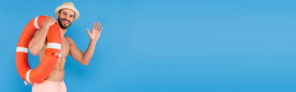 Paidaton mies pelastuspoiju heiluttaen sinisellä, bannerilla  - Valokuva, kuva
