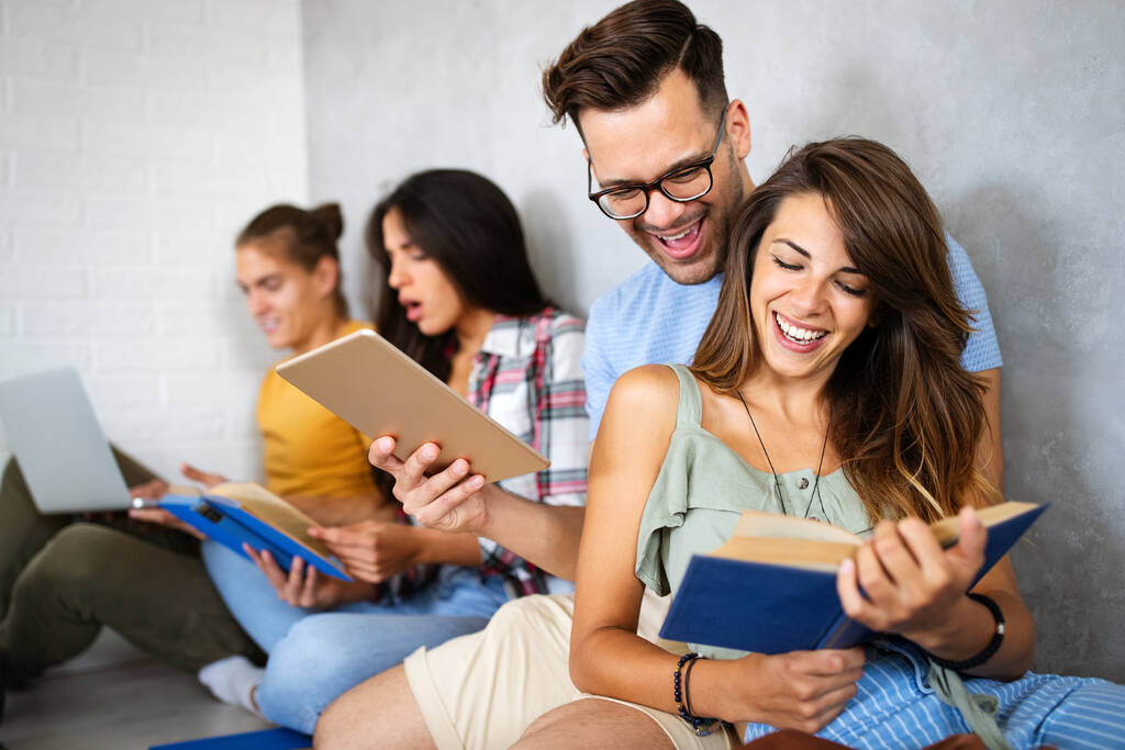 Skupina mladých lidí si užívá skupinového studia. Happy University studenti s knihami a notebookem pro výzkum informací pro jejich projekt. - Fotografie, Obrázek