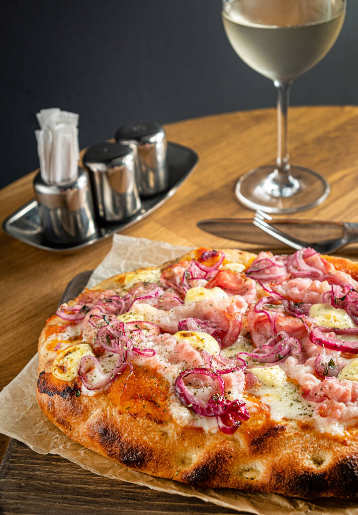 Włoska pizza na drewnianym stole - Zdjęcie, obraz
