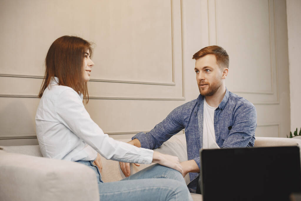 Mladá žena mluví se svým mužským pschykolog - Fotografie, Obrázek
