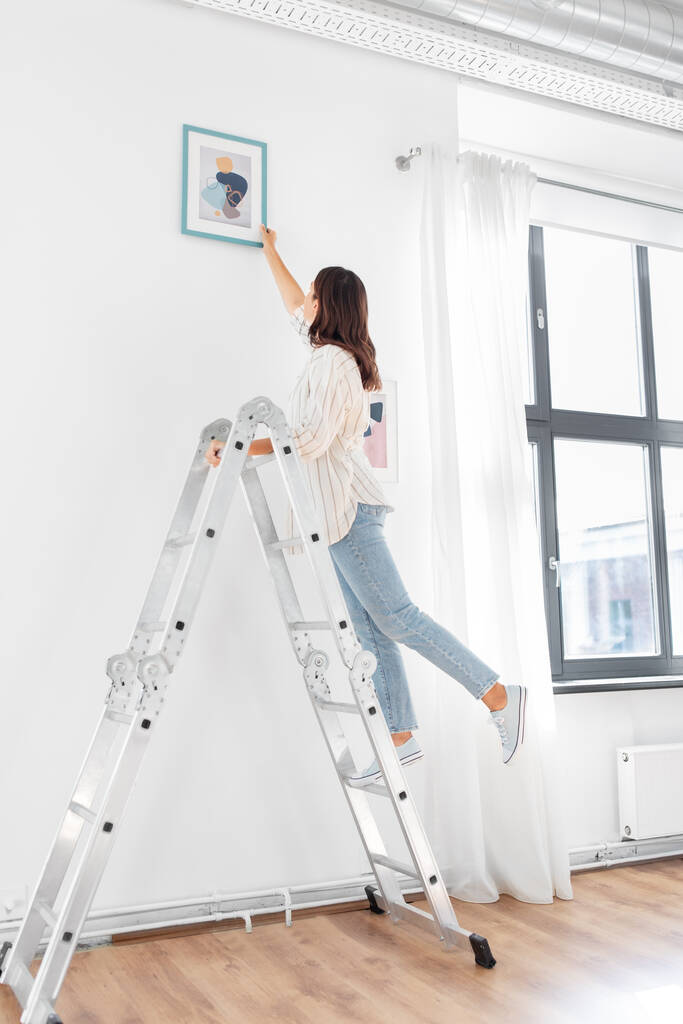 žena na žebříku zdobení domů s uměním - Fotografie, Obrázek