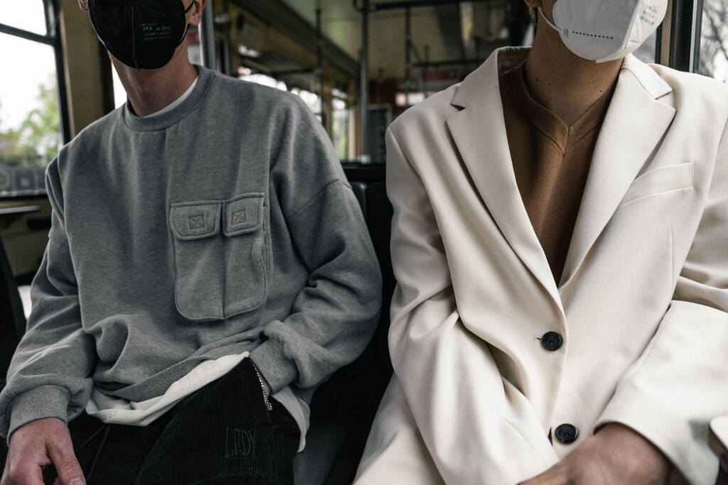 DSSELDORF,ドイツ- 2021年5月12日:公共交通機関で安全に旅行。外科用マスクの若者だ。ボディショット - 写真・画像