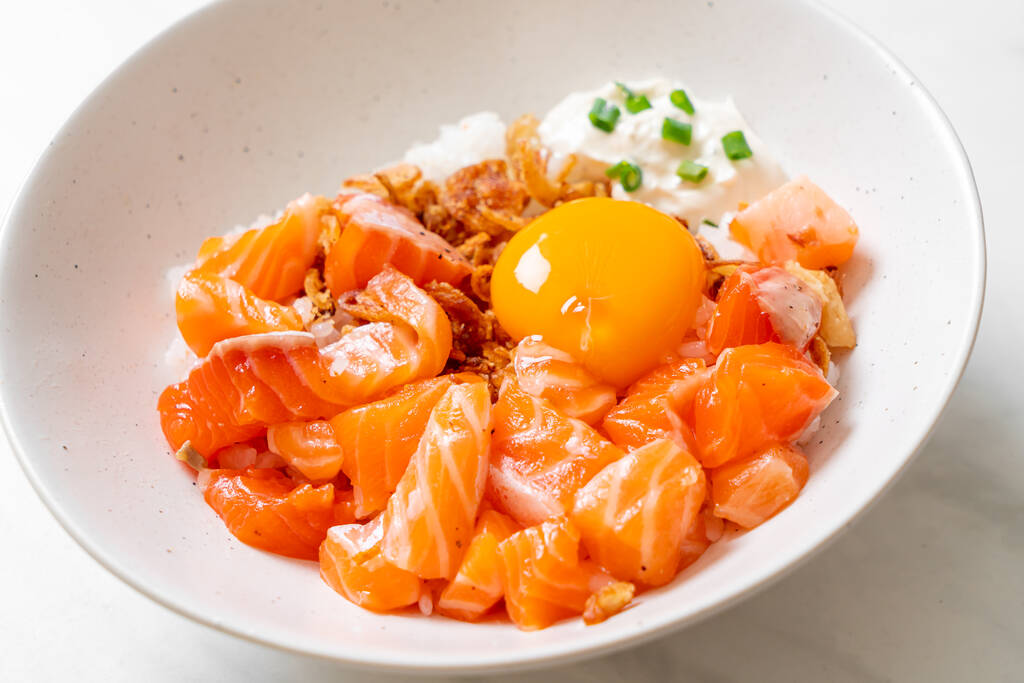 Arroz japonés con salmón fresco huevo crudo y en escabeche - Estilo de comida asiática - Foto, imagen