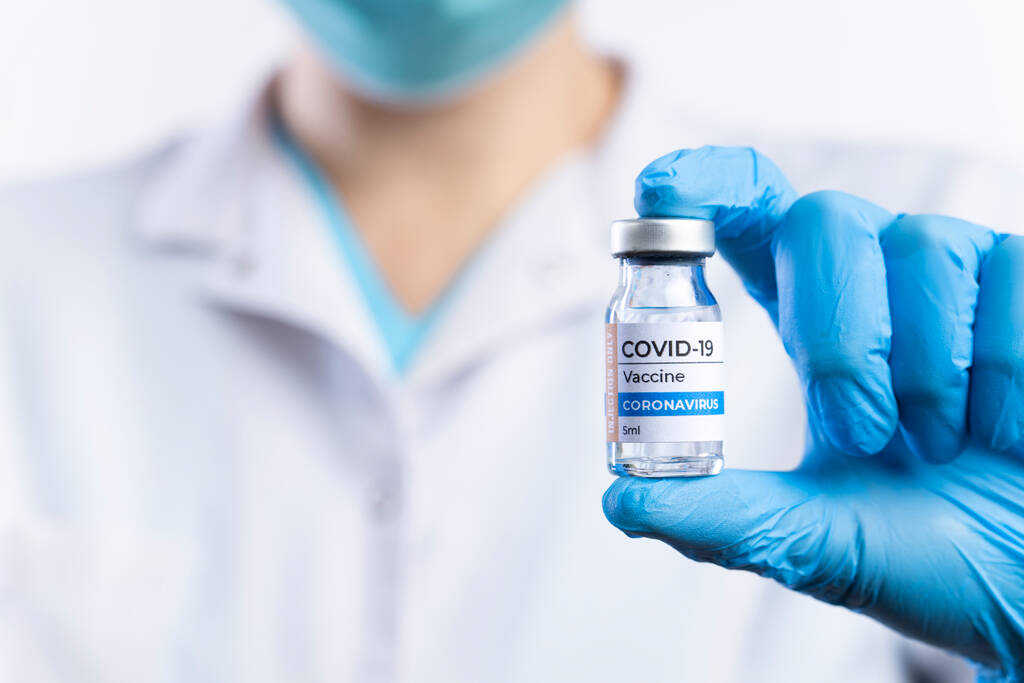 Lekarz prowadzący prezentujący szczepionkę COVID-19 do profilaktyki i leczenia nowego zakażenia wirusem korony - Zdjęcie, obraz