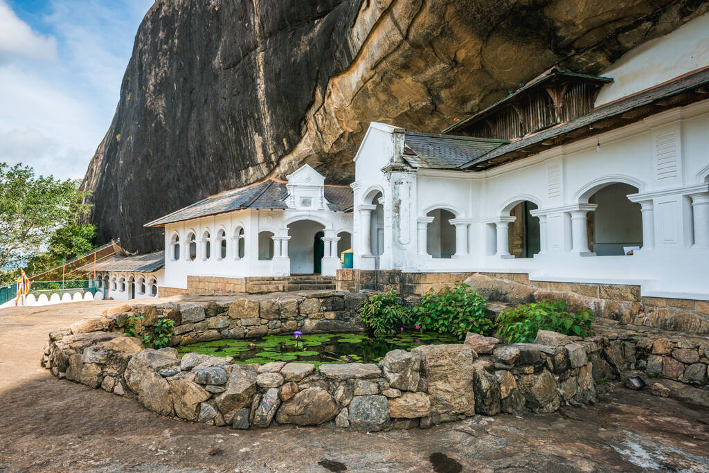 Dambulla Höhlentempel oder Goldener Tempel von Dambulla in der Nähe der Stadt Dambulla, Sri Lanka. - Foto, Bild