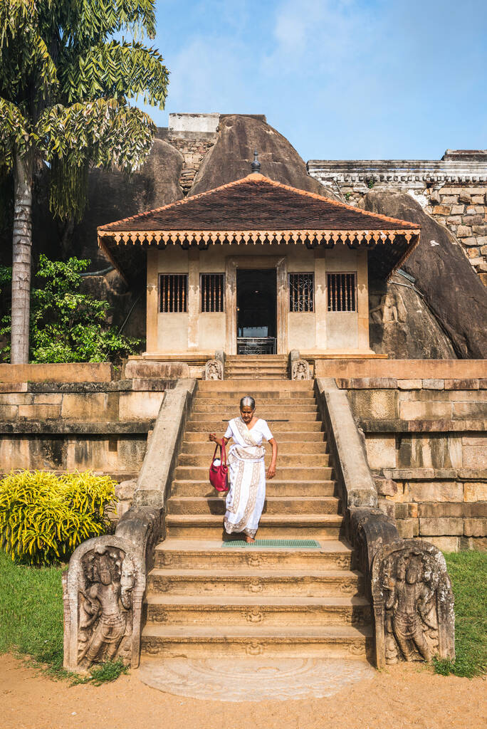 Anuradhapura, Sri Lanka - 1er septembre 2019 : Entrée au temple rocheux d'Isurumuniya - Photo, image