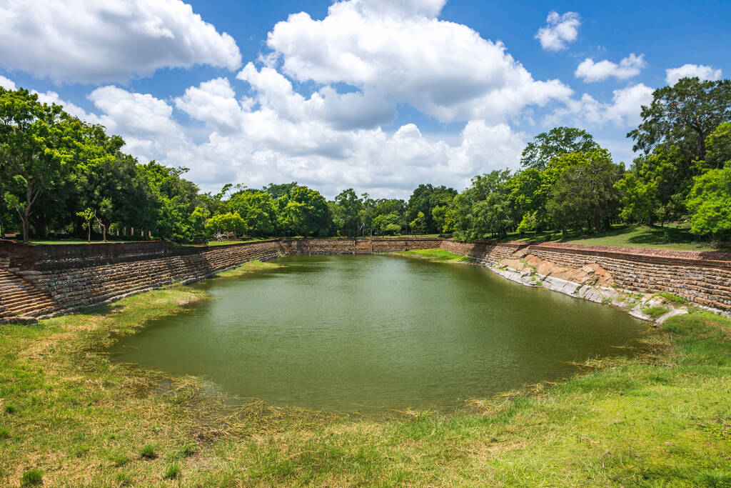 Anuradhapura, Sri Lanka. The Elephant Pond, Eth Pokuna in the ancient city (en inglés). Es el estanque artificial más grande del sitio UNESCO de Anuradhapura. - Foto, imagen