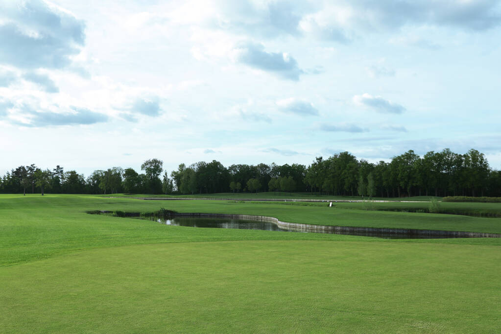 Schöne Aussicht auf den Golfplatz an sonnigen Tagen - Foto, Bild