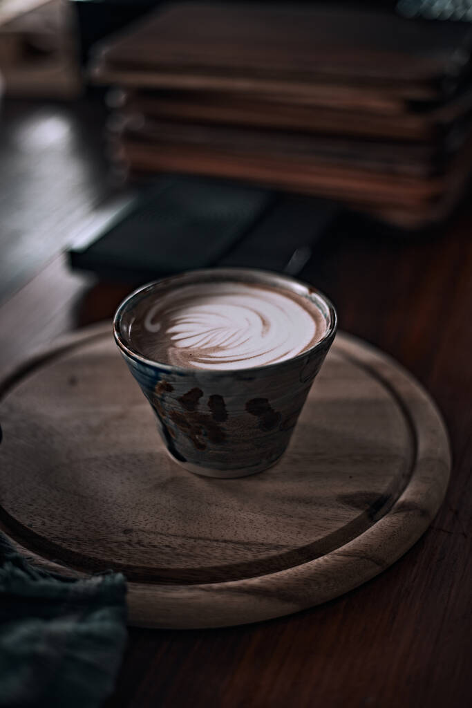 Szelektív fókusz csésze forró latte művészeti kávé fa asztalon, fókusz fehér foa - Fotó, kép