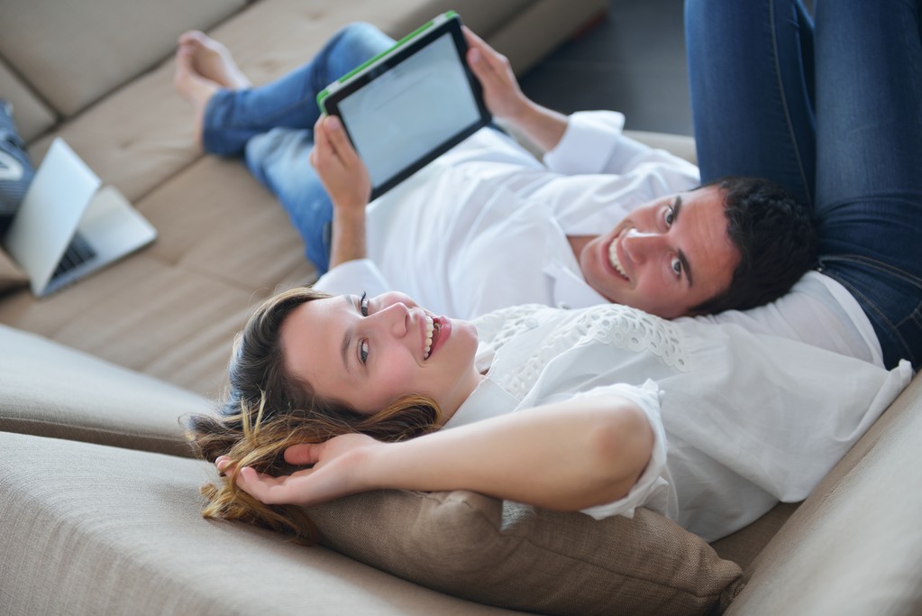 Ehepaar nutzt Tablet-Computer - Foto, Bild