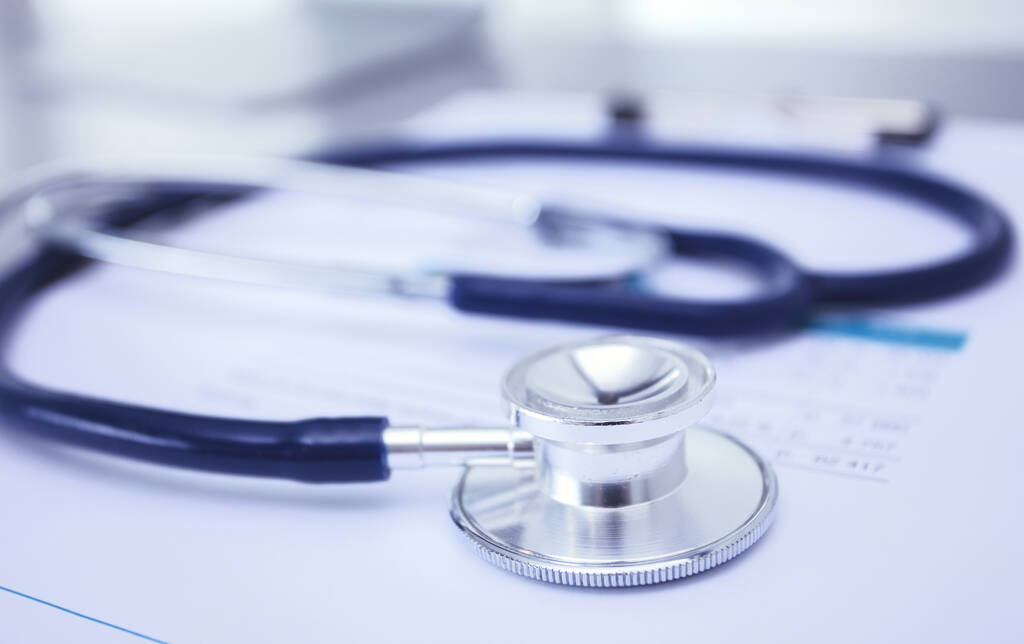 Orvosi felszerelés: kék sztetoszkóp és tabletta fehér alapon. Orvosi felszerelés - Fotó, kép