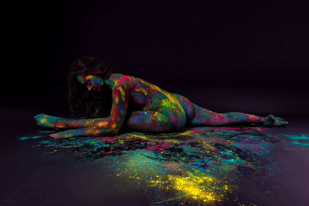 Kirkas värikäs vartalotaide mustalla pohjalla, seksikäs alaston nainen maalattu jauhemaaleilla, studio ammuttu - Valokuva, kuva