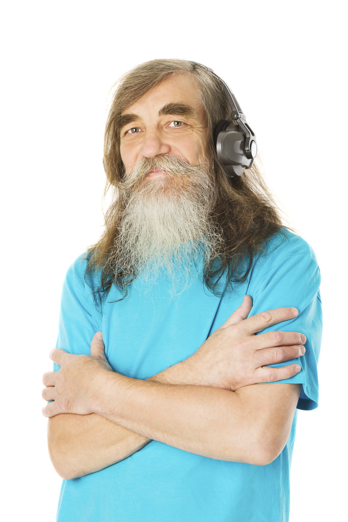 Homem mais velho a ouvir música nos auscultadores. Homem velho com barba, idoso isolado fundo branco
 - Foto, Imagem