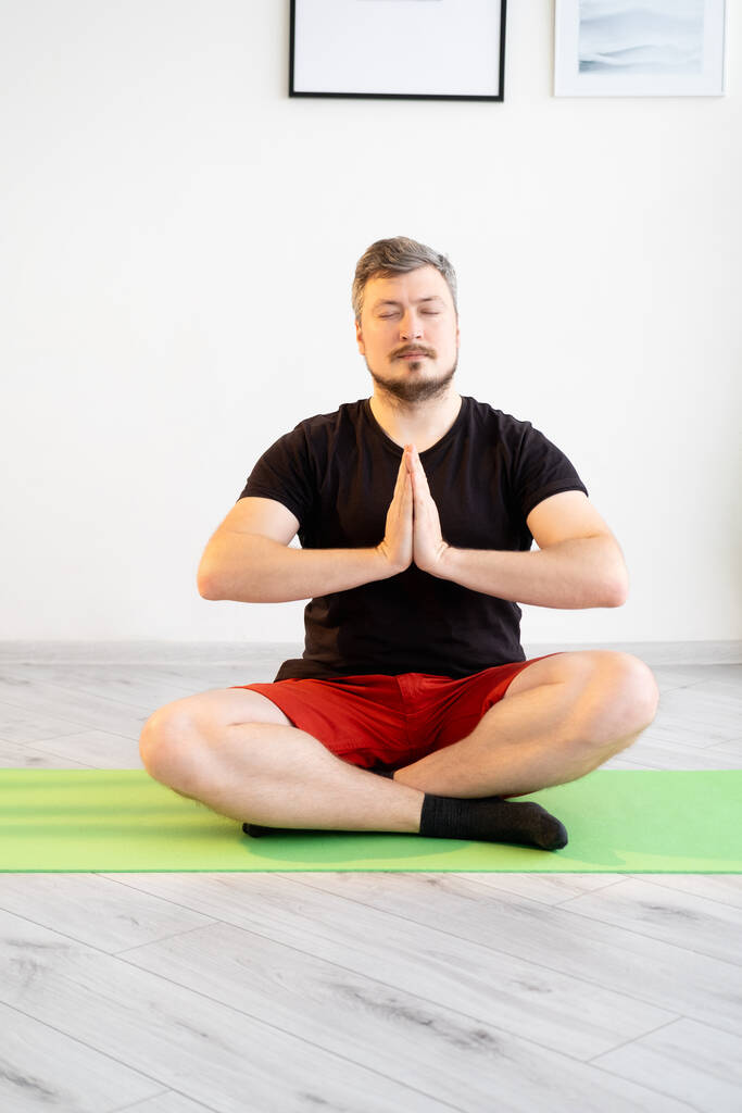 Yoga alıştırması sakin adam evde uyum sağlıyor. - Fotoğraf, Görsel