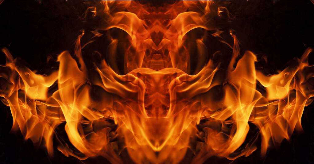 Il volto ardente creato dalle lingue di fuoco assomiglia ai racconti di leggende e credenze nel mondo sotterraneo e diavoli, rosso cremisi colori arancio e fuliggine fumo nero - Foto, immagini