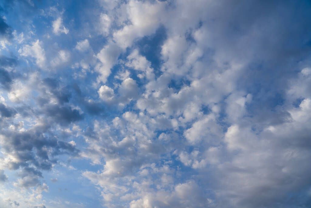 Incredibili nuvole nel cielo prima del tramonto - Foto, immagini