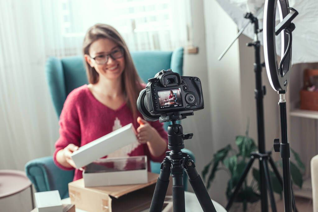 Κοντινό πλάνο στην οθόνη της κάμερας, γυναίκα blogger κάνει βίντεο με το ξεπακετάρισμα gadgets στο σπίτι - Φωτογραφία, εικόνα