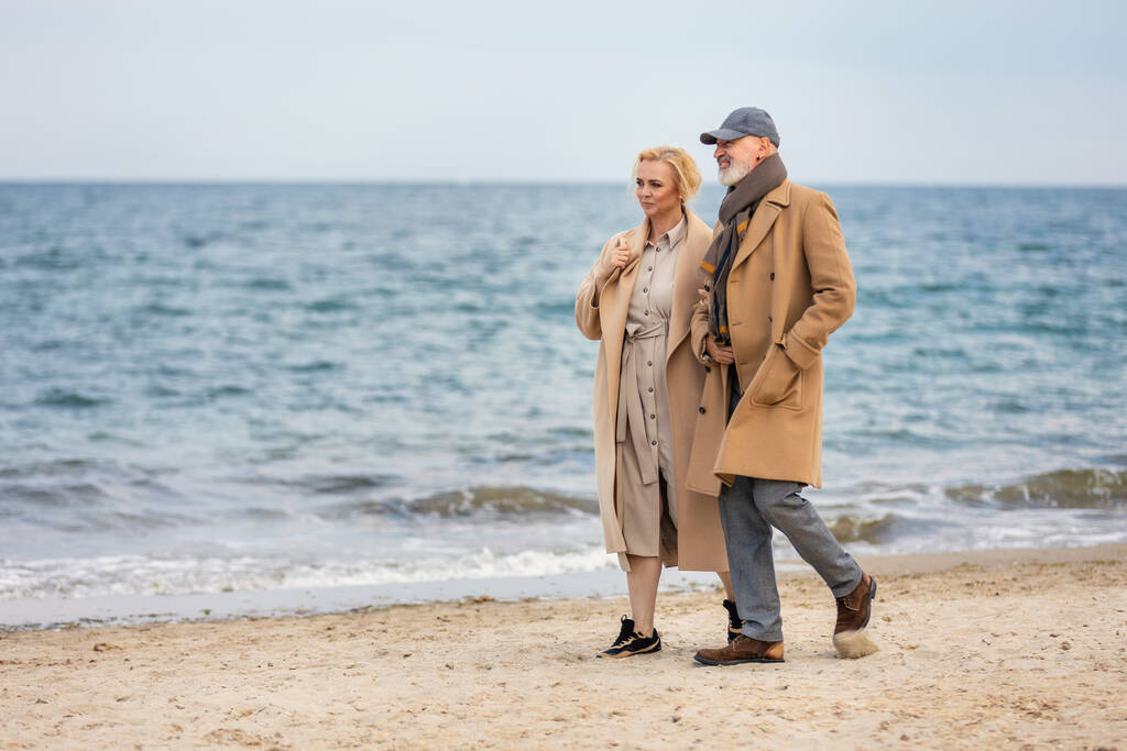 pareja de ancianos caminando por el mar - Foto, imagen