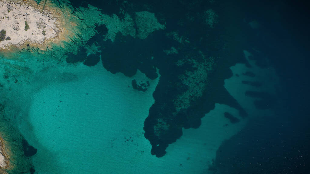 Вид на кристально чистую воду в Средиземном море с высоты птичьего полета - Фото, изображение