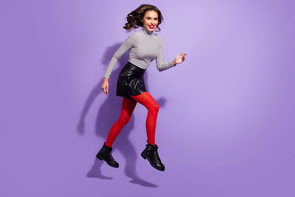 Full size profilo lato foto di giovane ragazza allegra felice sorriso positivo andare a piedi correre fretta saltare isolato su sfondo di colore viola - Foto, immagini