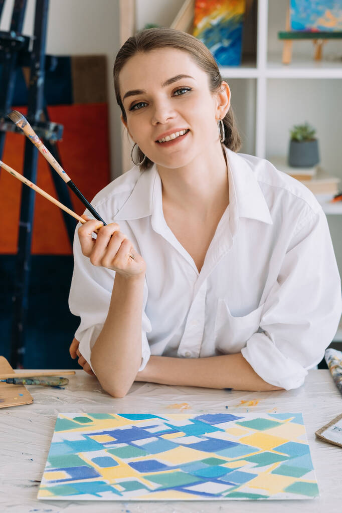 cours de peinture art moderne souriant femme peintre - Photo, image