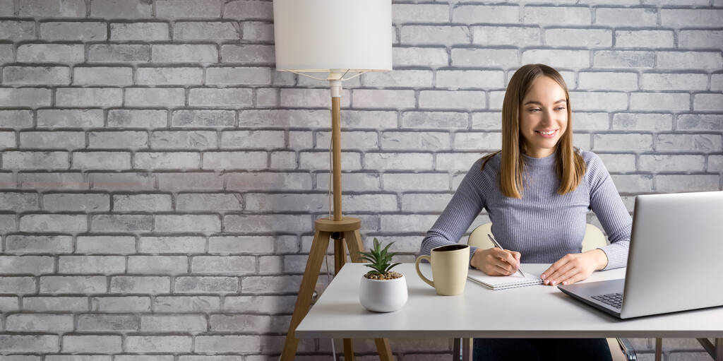 Mulher escrevendo no bloco de notas e usando laptop em casa ou no escritório. Banner. - Foto, Imagem