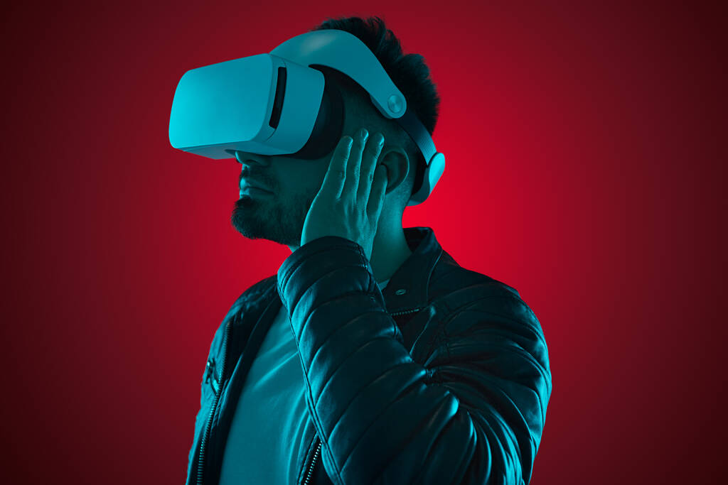 Homme sérieux dans le casque VR et écouteurs - Photo, image