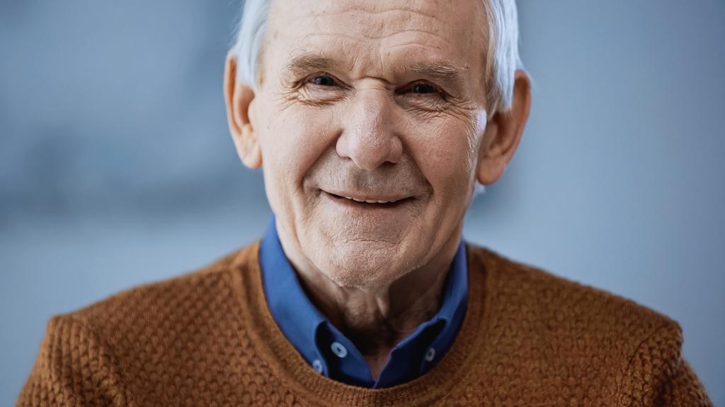 retrato de anciano sonriente sobre fondo gris - Foto, Imagen