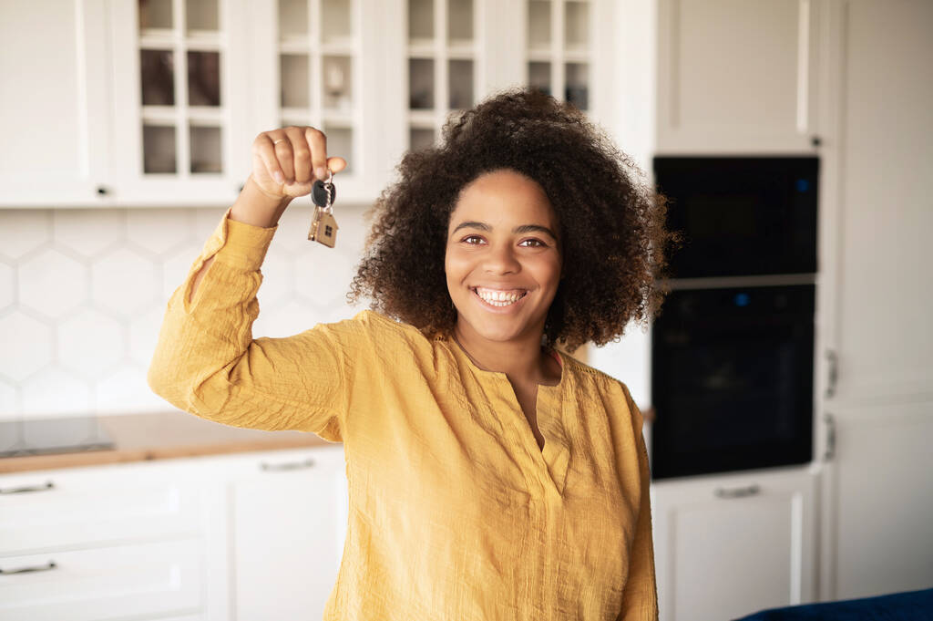Šťastná vzrušená Afroameričanka držící klíče - Fotografie, Obrázek