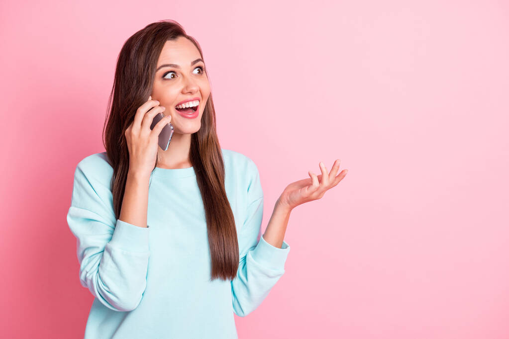Фотографія коричневого волосся молодої леді розмовляє смартфон виглядає копія простору носіння блакитного джемпера новини ізольовані на блискучому рожевому кольоровому фоні
 - Фото, зображення