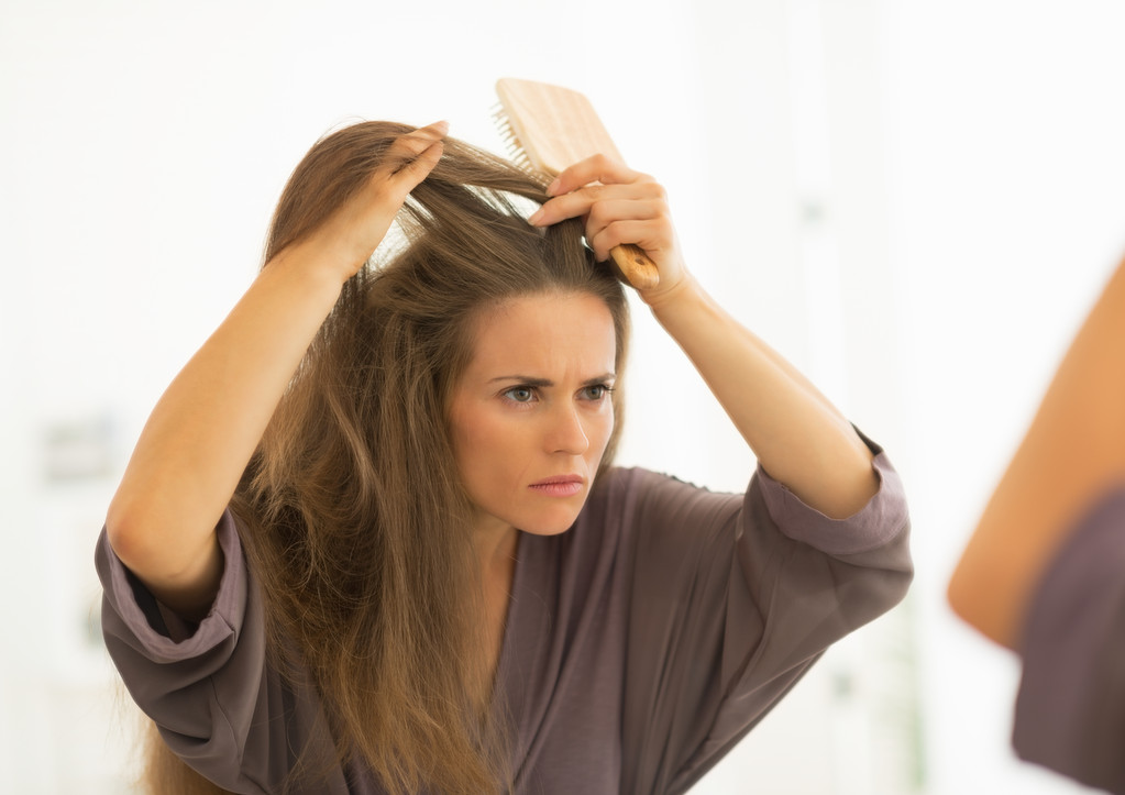 žena česání vlasů v koupelně - Fotografie, Obrázek