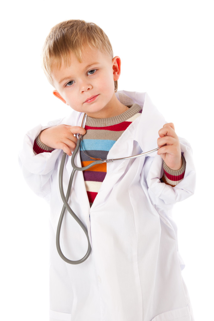 ένα χαριτωμένο αγόρι απεικονίζει έναν γιατρό. απομονωθεί σε λευκό φόντο - Φωτογραφία, εικόνα