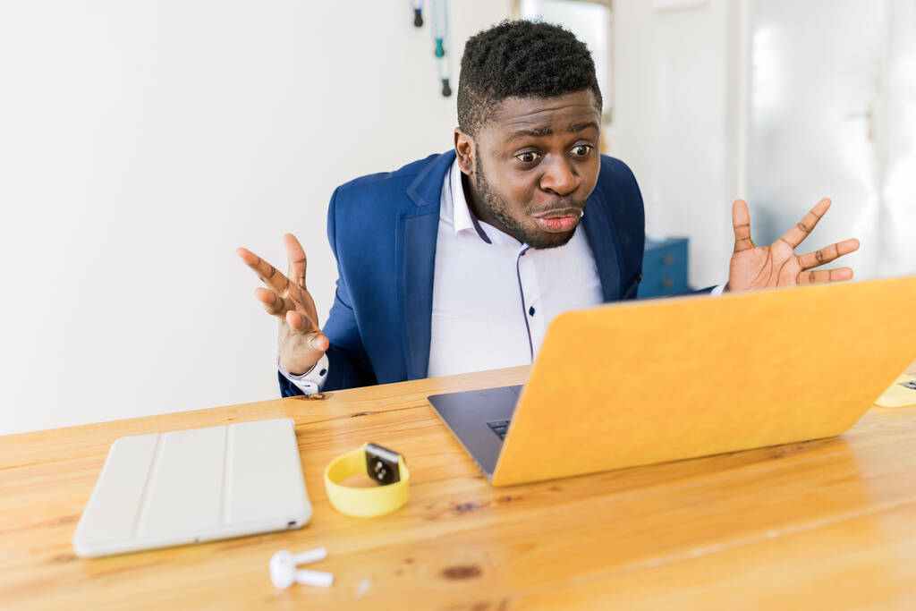 nuori afrikkalainen amerikkalainen liikemies työskentelee toimistonsa pöydässä - Valokuva, kuva