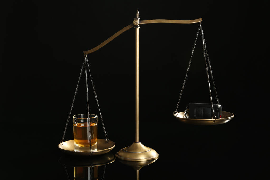 Весы правосудия с алкоголем и ключом от машины на черном фоне. Пьяное вождение - Фото, изображение