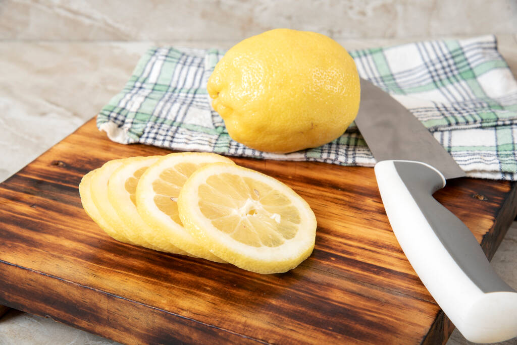 Fette di limone fresco su un tagliere  - Foto, immagini