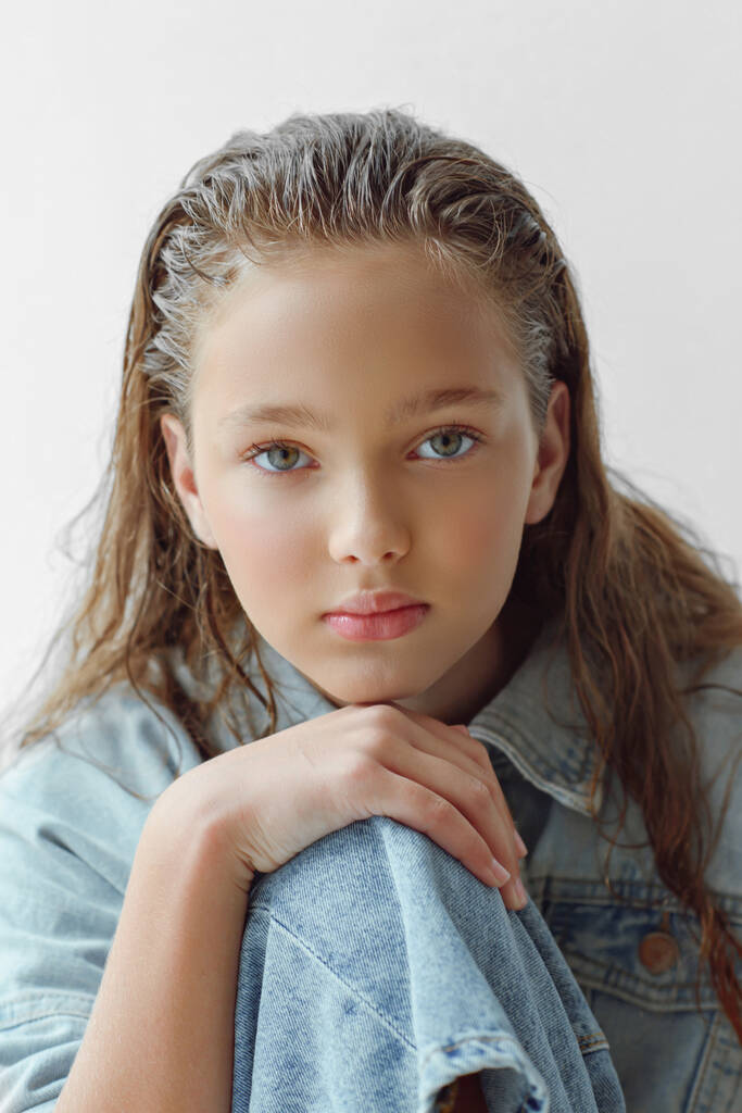 A stúdióban egy tizenéves lány portréja - Fotó, kép
